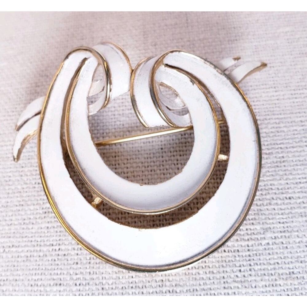 Vintage Crown Trifari White Enamel Gold Tone‎ Swirl Circular Brooch 1.5" - Picture 2 of 6